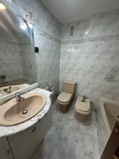 Bany de Apartament de lloguer en León Capital  amb Calefacció, Parquet i Terrassa