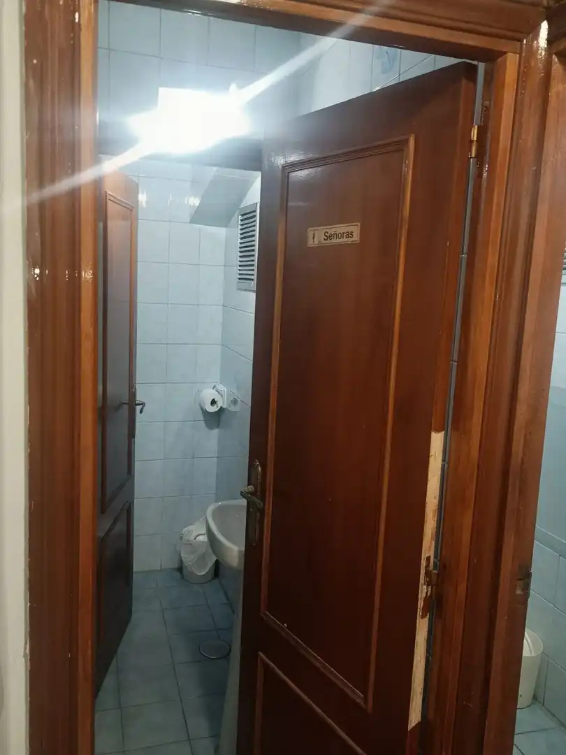 Bany de Local en venda en Madrid amb Aire condicionat