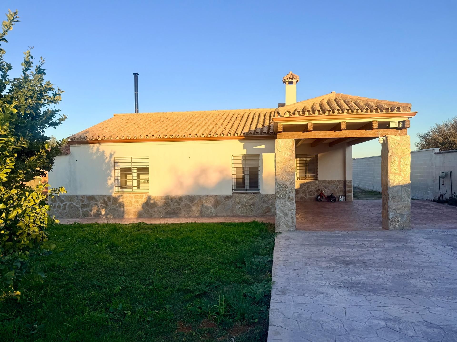 Vista exterior de Casa o xalet en venda en Alcalá de Guadaira amb Aire condicionat, Jardí privat i Traster