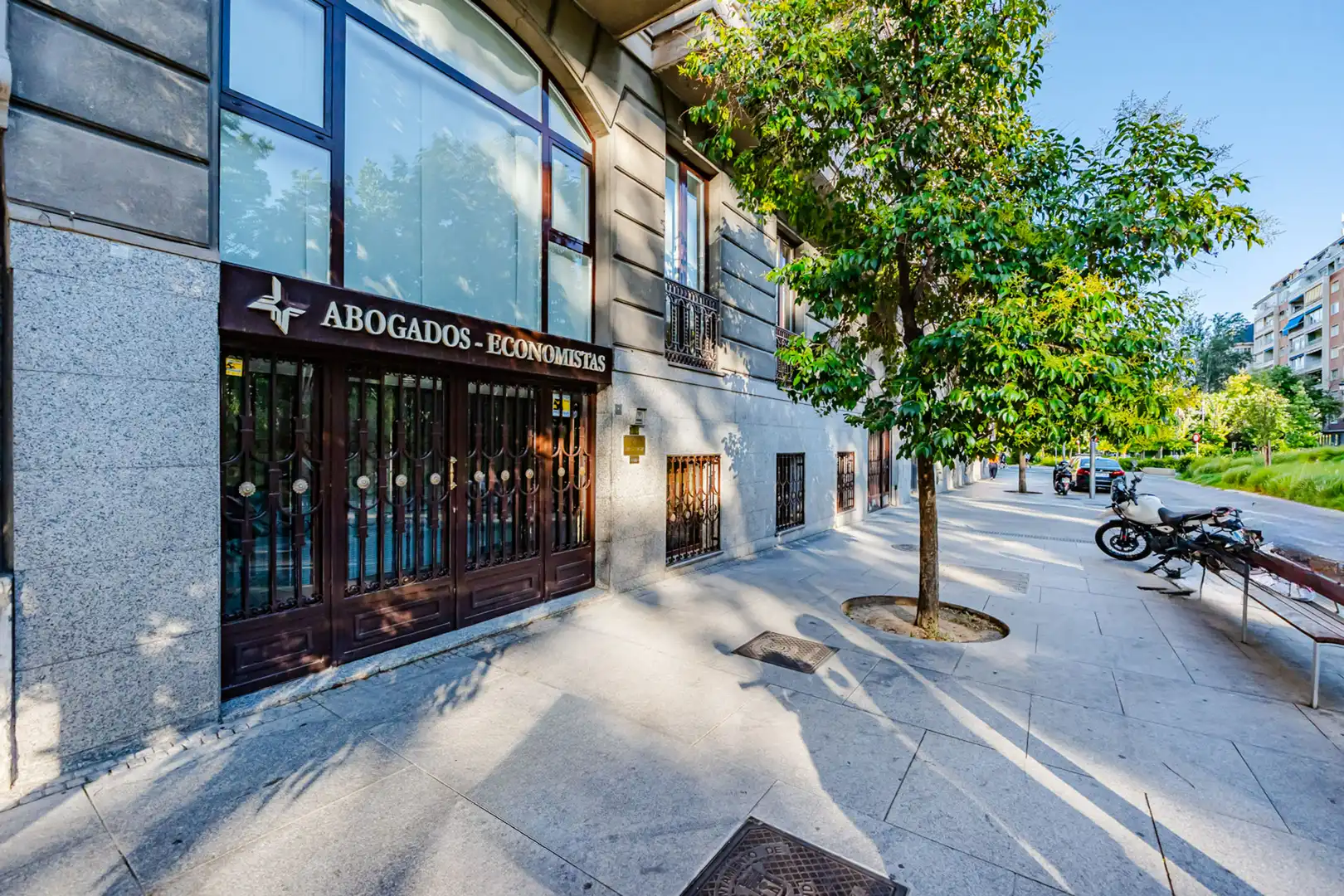 Vista exterior de Local en venda en Madrid amb Aire condicionat, Calefacció i Alarma