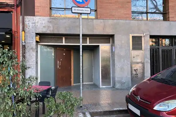 Vista exterior de Local en venda en Barcelona