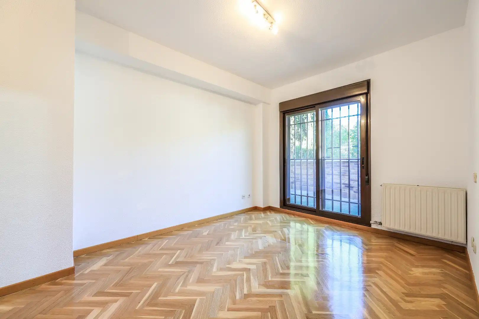 Schlafzimmer von Wohnung zur Miete in Madrid mit Heizung, Parkett und Terrasse
