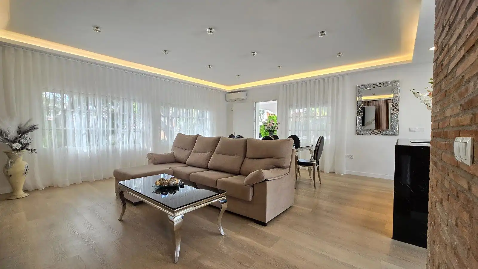 Sala d'estar de Casa o xalet en venda en Torremolinos amb Aire condicionat, Terrassa i Traster