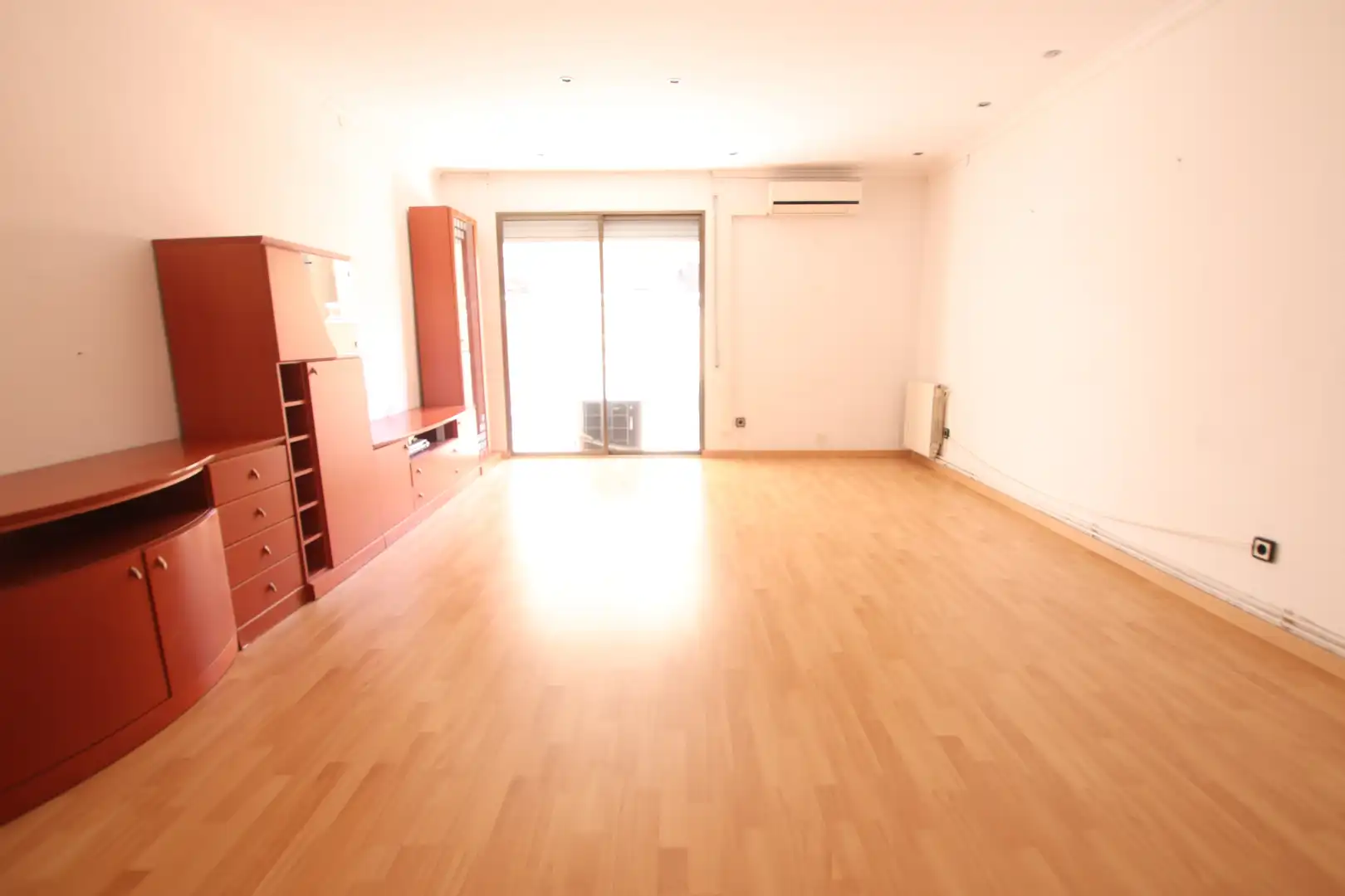 Living room of Flat for sale in L'Hospitalet de Llobregat  with Air Conditioner, Heating and Parquet flooring