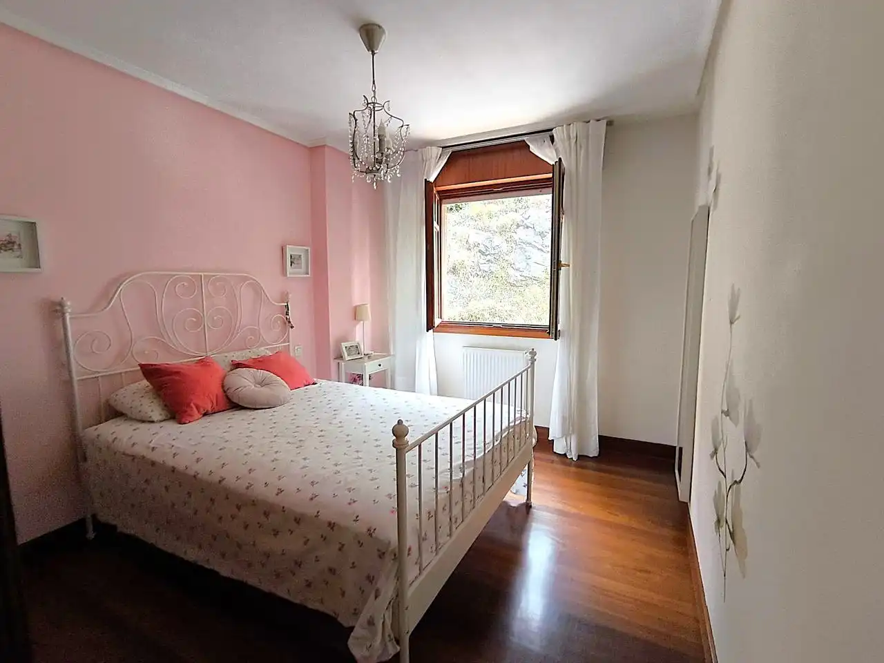 Habitación de Casa adosada en venta en Castro-Urdiales con Calefacción, Terraza y Balcón