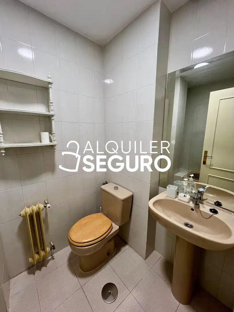 Baño de Piso de alquiler en Madrid con Aire acondicionado, Calefacción y Amueblado