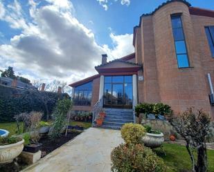 Vista exterior de Casa o xalet en venda en Villalbilla amb Calefacció, Jardí privat i Terrassa