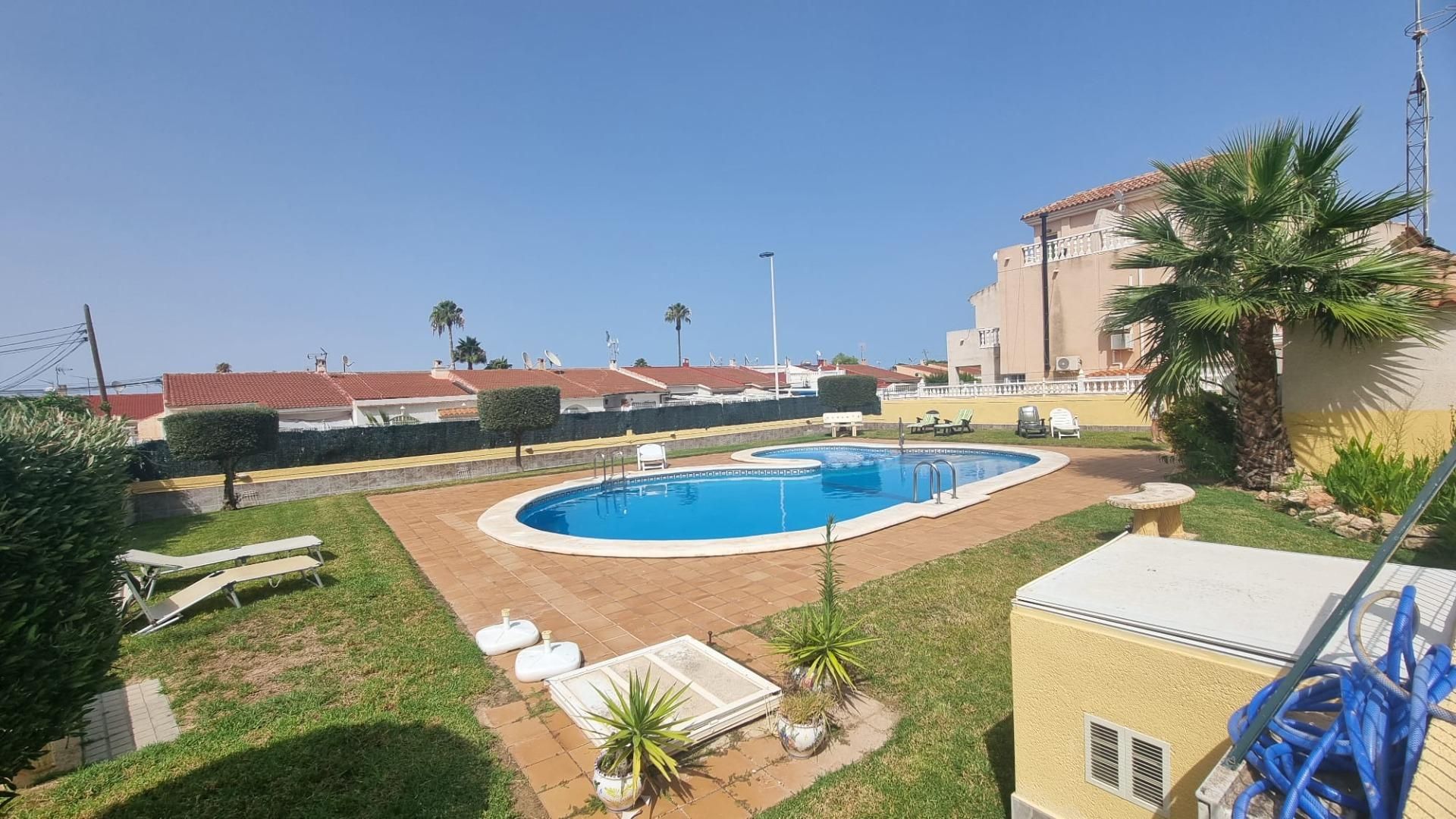 Piscina de Dúplex en venda en Torrevieja amb Jardí privat, Terrassa i Piscina comunitària