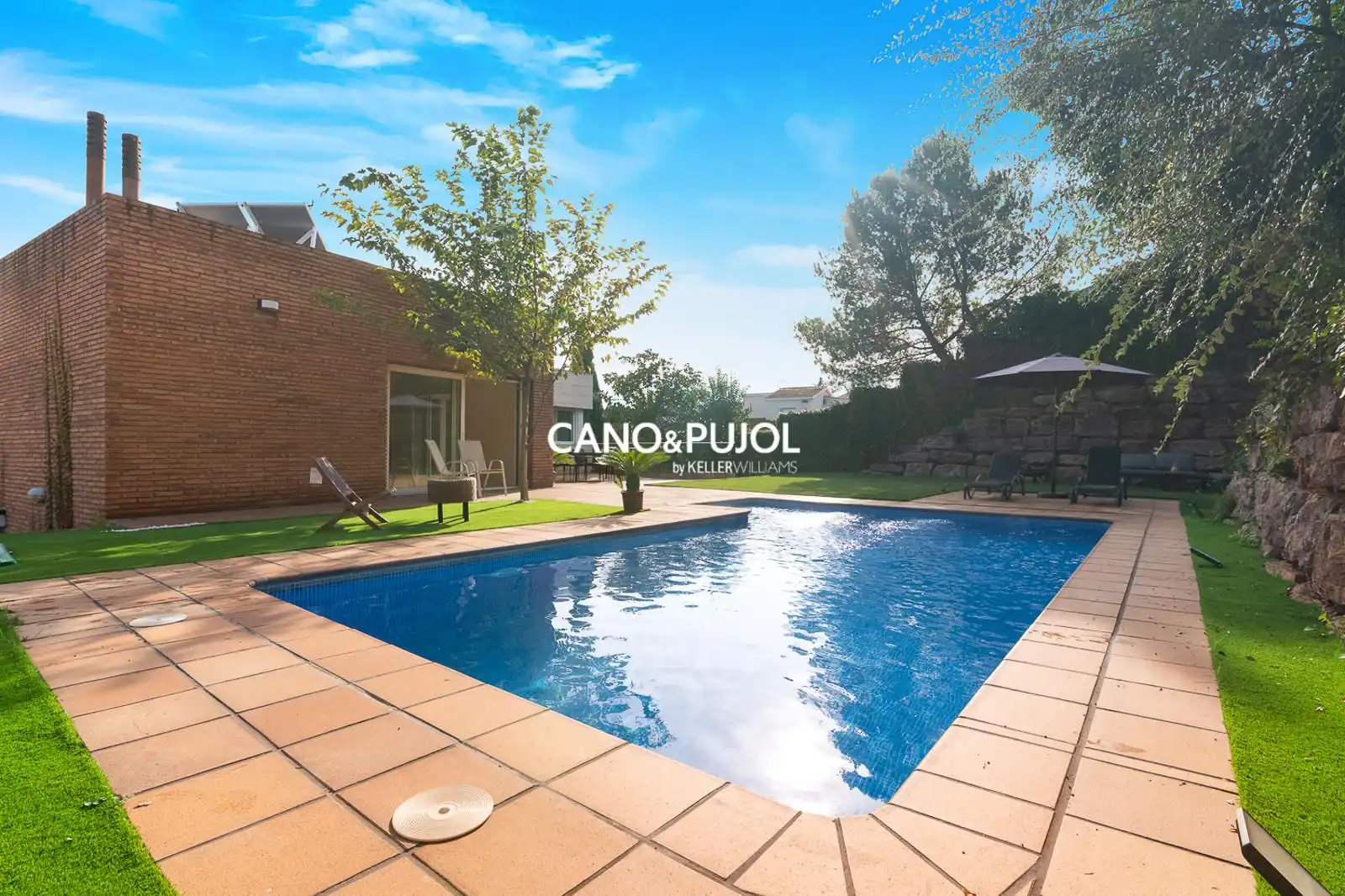Swimming pool of Houses for sale in Sant Cugat del Vallès  with Air Conditioner, Terrace and Swimming Pool