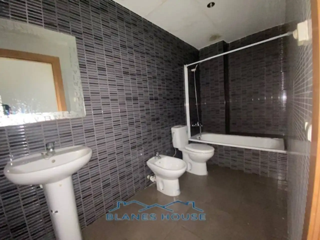 Bathroom of Flat for sale in Blanes  with Parquet flooring and Terrace