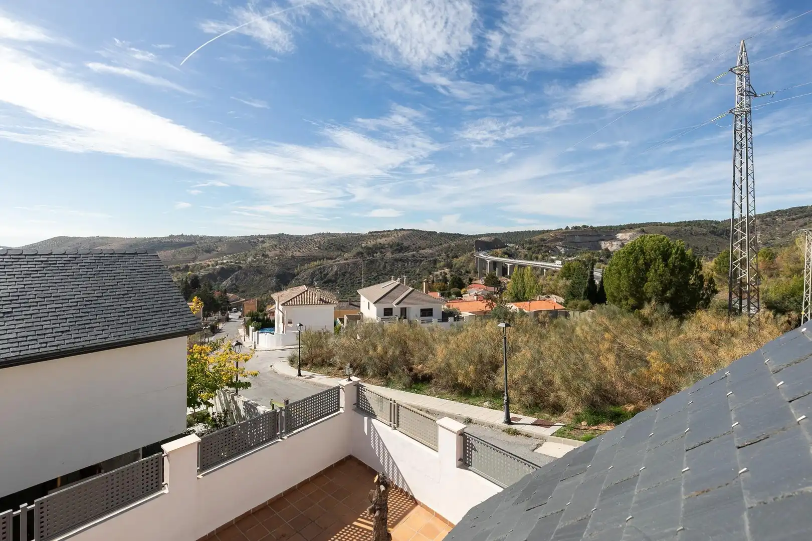 Vista exterior de Casa o xalet en venda en Huétor de Santillán amb Calefacció, Jardí privat i Piscina