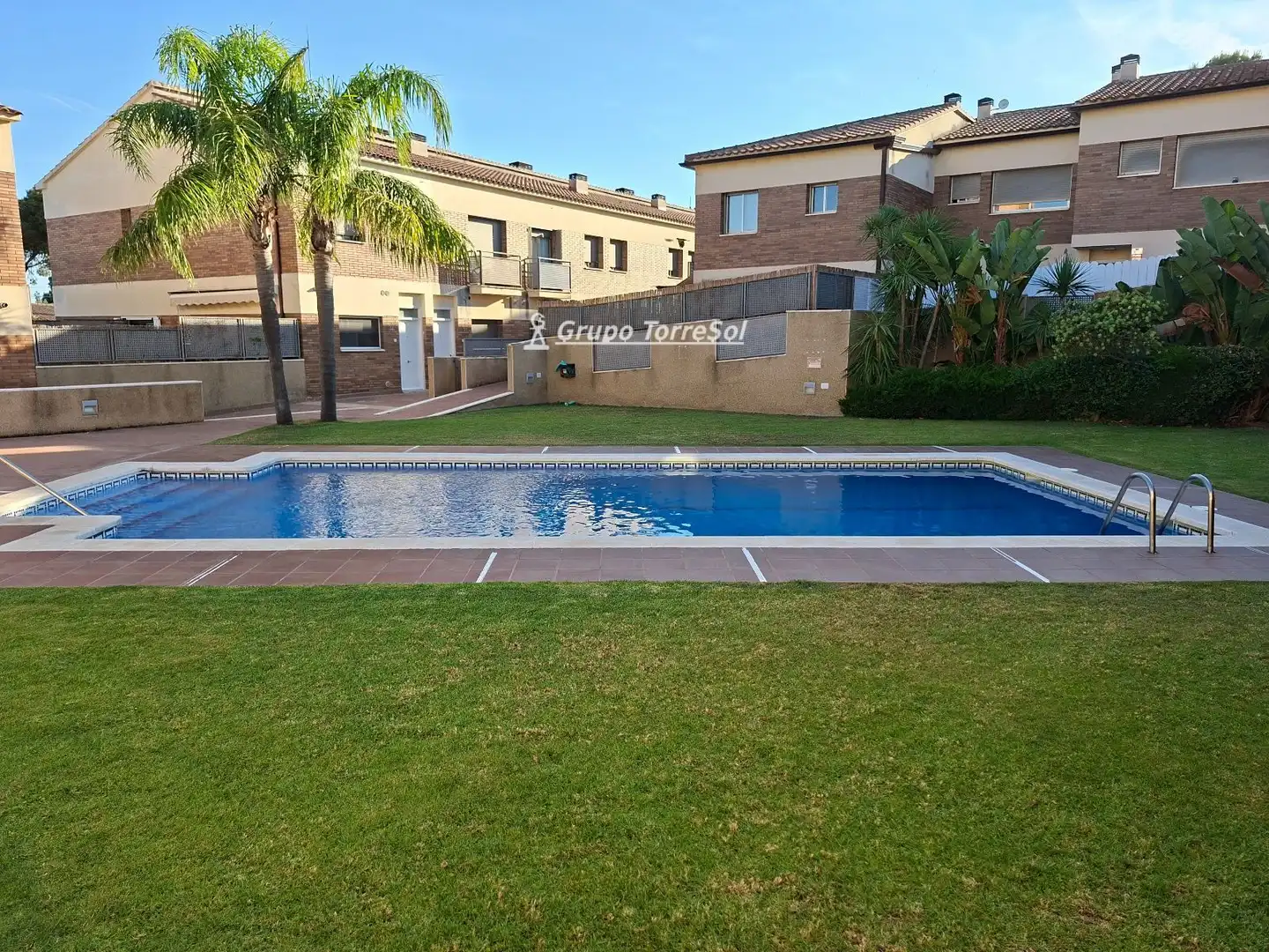 Piscina de Casa adosada en venda en El Vendrell amb Jardí privat, Piscina i Piscina comunitària