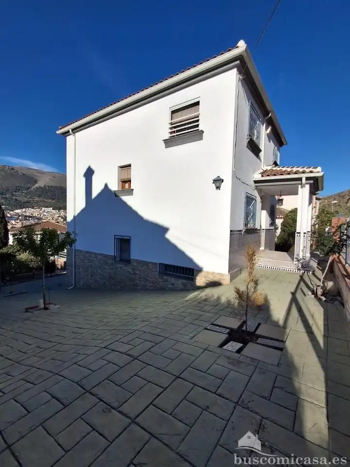 Vista exterior de Casa o xalet en venda en Loja amb Aire condicionat, Jardí privat i Terrassa