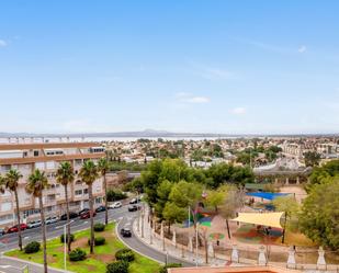 Vista exterior de Pis en venda en Torrevieja amb Aire condicionat, Terrassa i Balcó