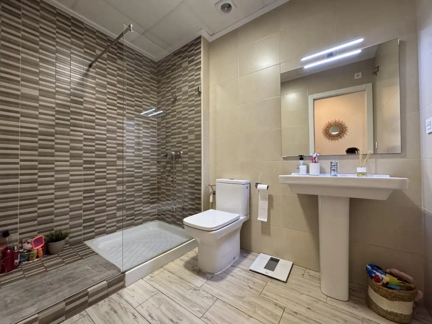 Badezimmer von Erdgeschoss zum Verkauf in Elche / Elx mit Klimaanlage, Heizung und Möbliert