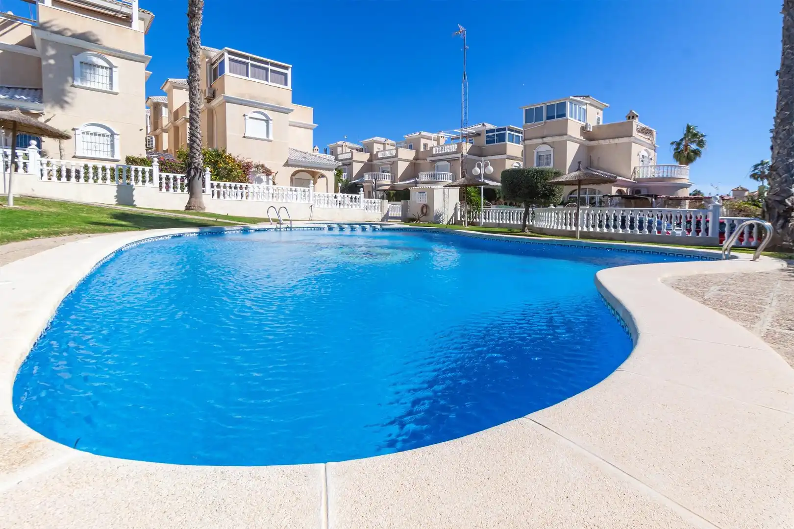 Piscina de Casa o xalet en venda en Orihuela amb Aire condicionat, Calefacció i Jardí privat