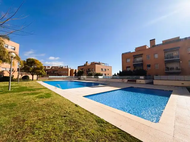 Piscina de Pis en venda en Montgat amb Aire condicionat, Calefacció i Parquet