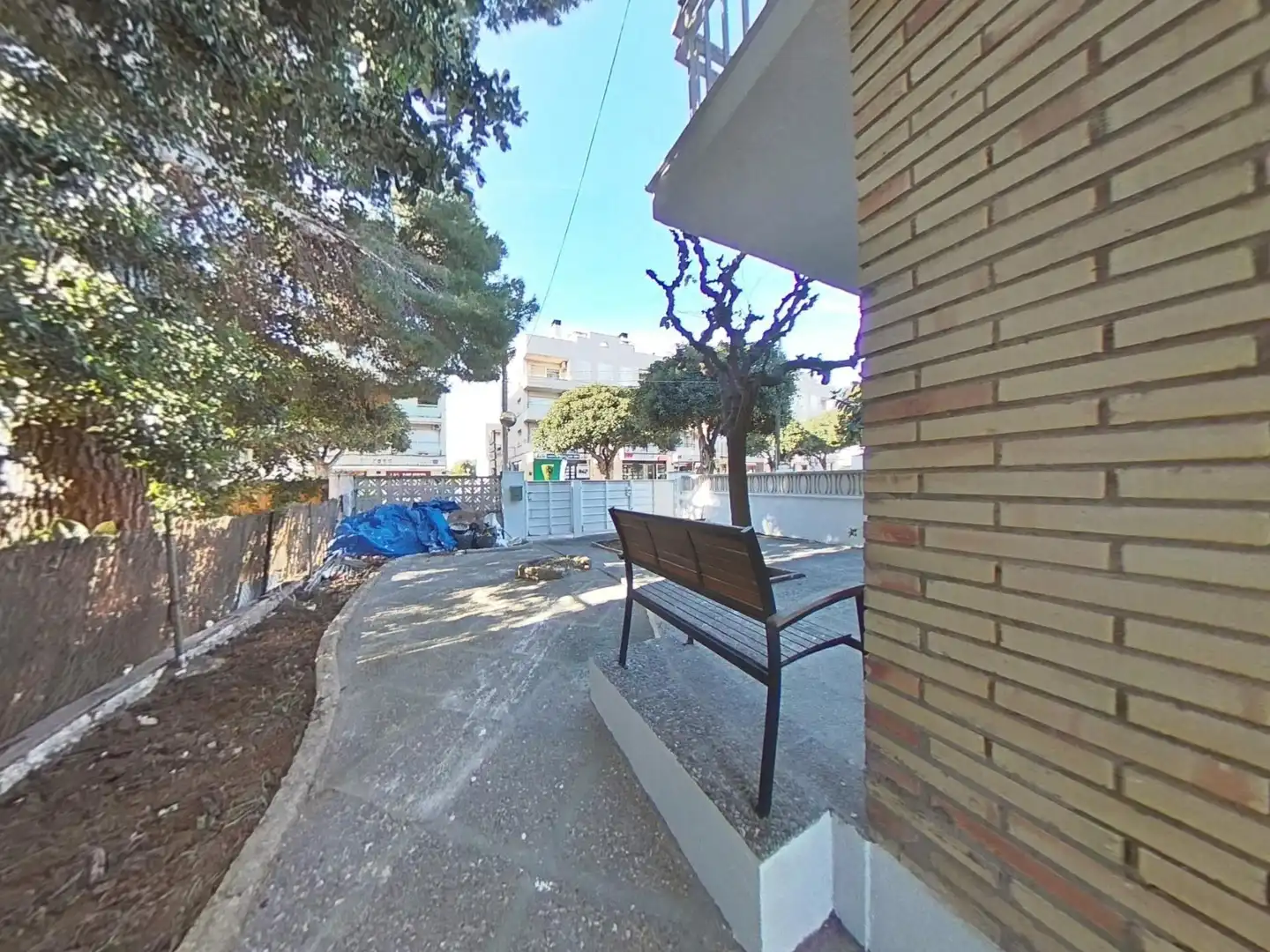 Außenansicht von Einfamilien-Reihenhaus zum Verkauf in El Vendrell mit Privatgarten und Parkett