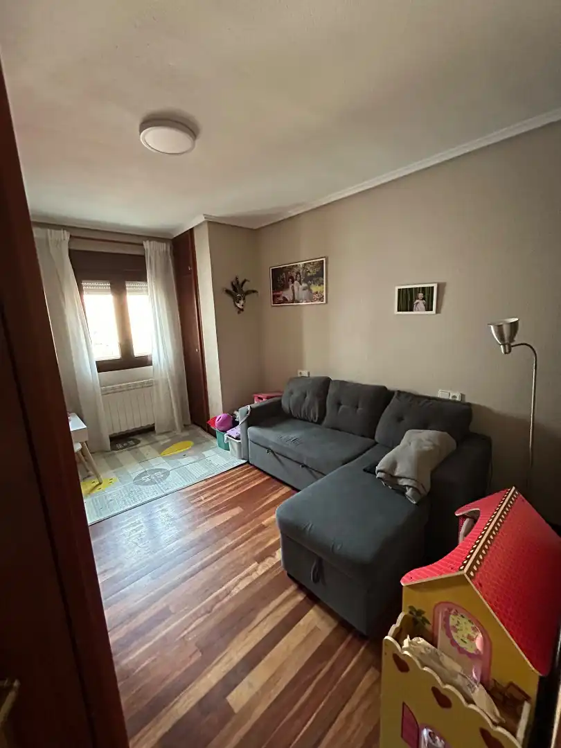 Sala d'estar de Casa adosada en venda en Castro-Urdiales amb Calefacció, Terrassa i Traster
