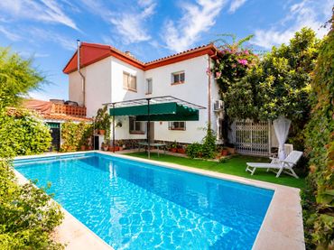 Casa pareada con balcón en venta en Calle del Romero de Torres
