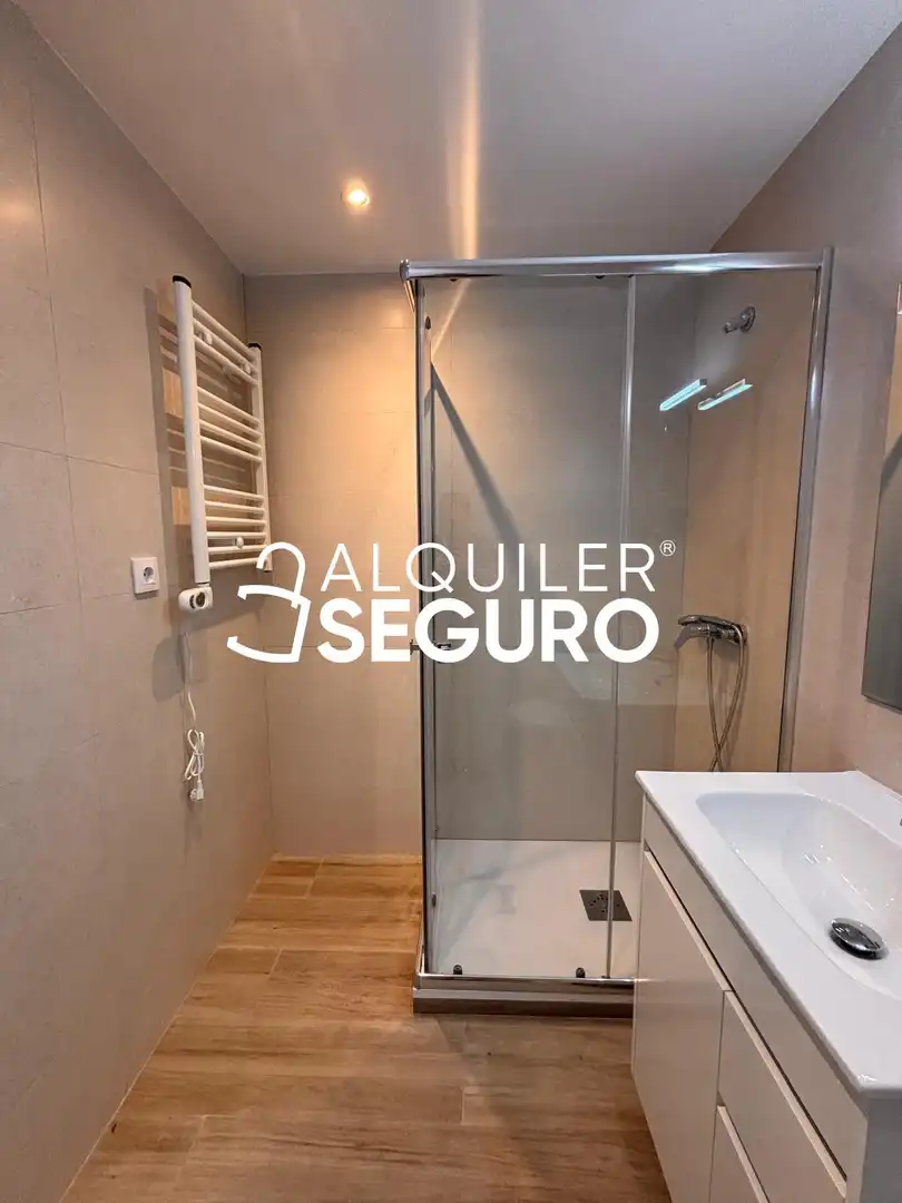 Badezimmer von Wohnung zur Miete in Madrid mit Heizung