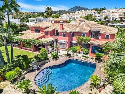 Vista exterior de Casa o xalet en venda en Marbella amb Piscina i Moblat