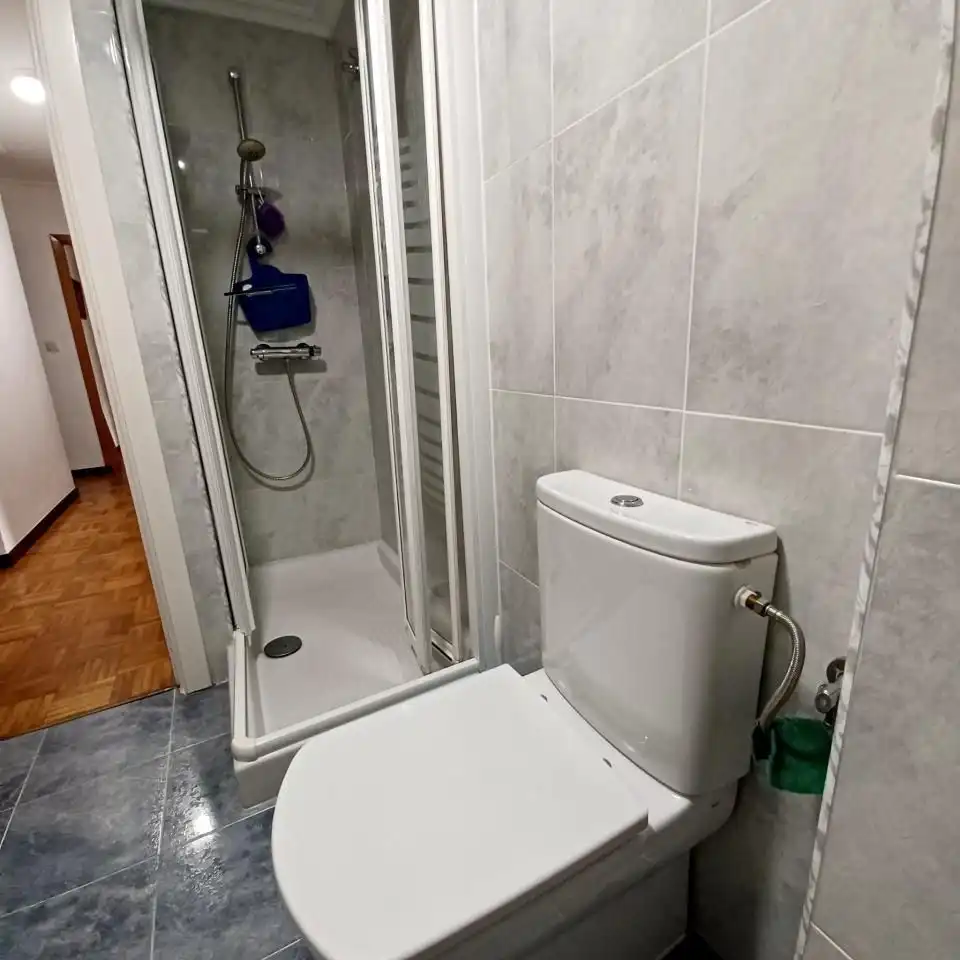 Badezimmer von Wohnung zur Miete in Ourense Capital  mit Heizung, Privatgarten und Möbliert