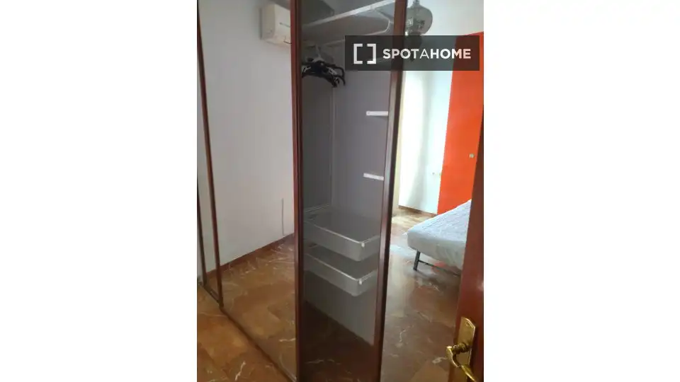 Dormitori de Apartament per a compartir en Almería amb Aire condicionat, Terrassa i Moblat