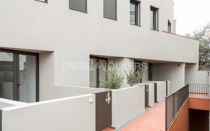 Vista exterior de Àtic en venda en Santa Coloma de Gramenet amb Aire condicionat, Terrassa i Balcó