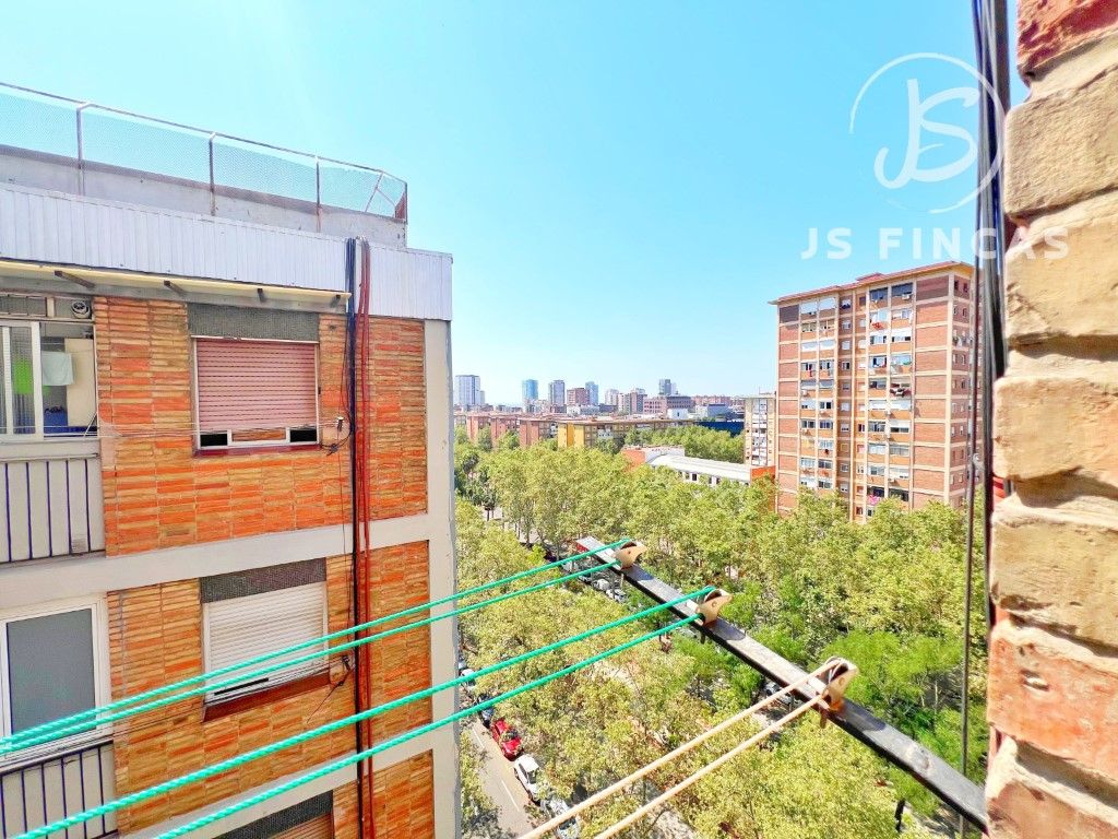 Exterior view of Flat to share in  Barcelona Capital  with Furnished, Washing machine and Microwave