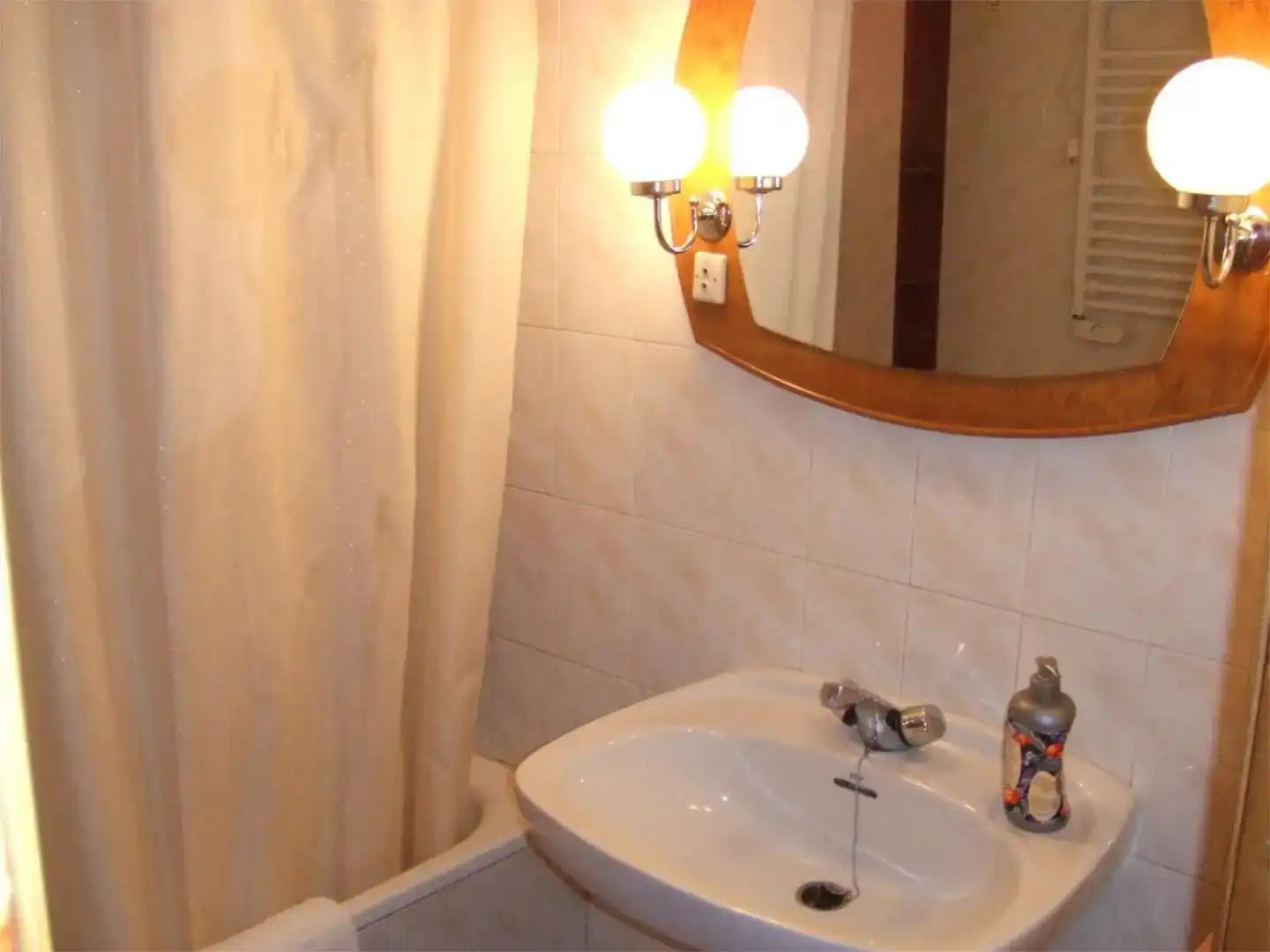 Badezimmer von Wohnungen zur Miete in Sahún mit Privatgarten, Parkett und Möbliert