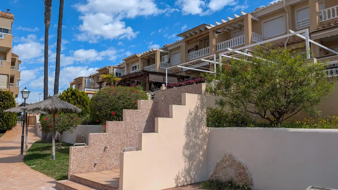 Vista exterior de Casa adosada en venta en Santa Pola con Aire acondicionado, Terraza y Piscina