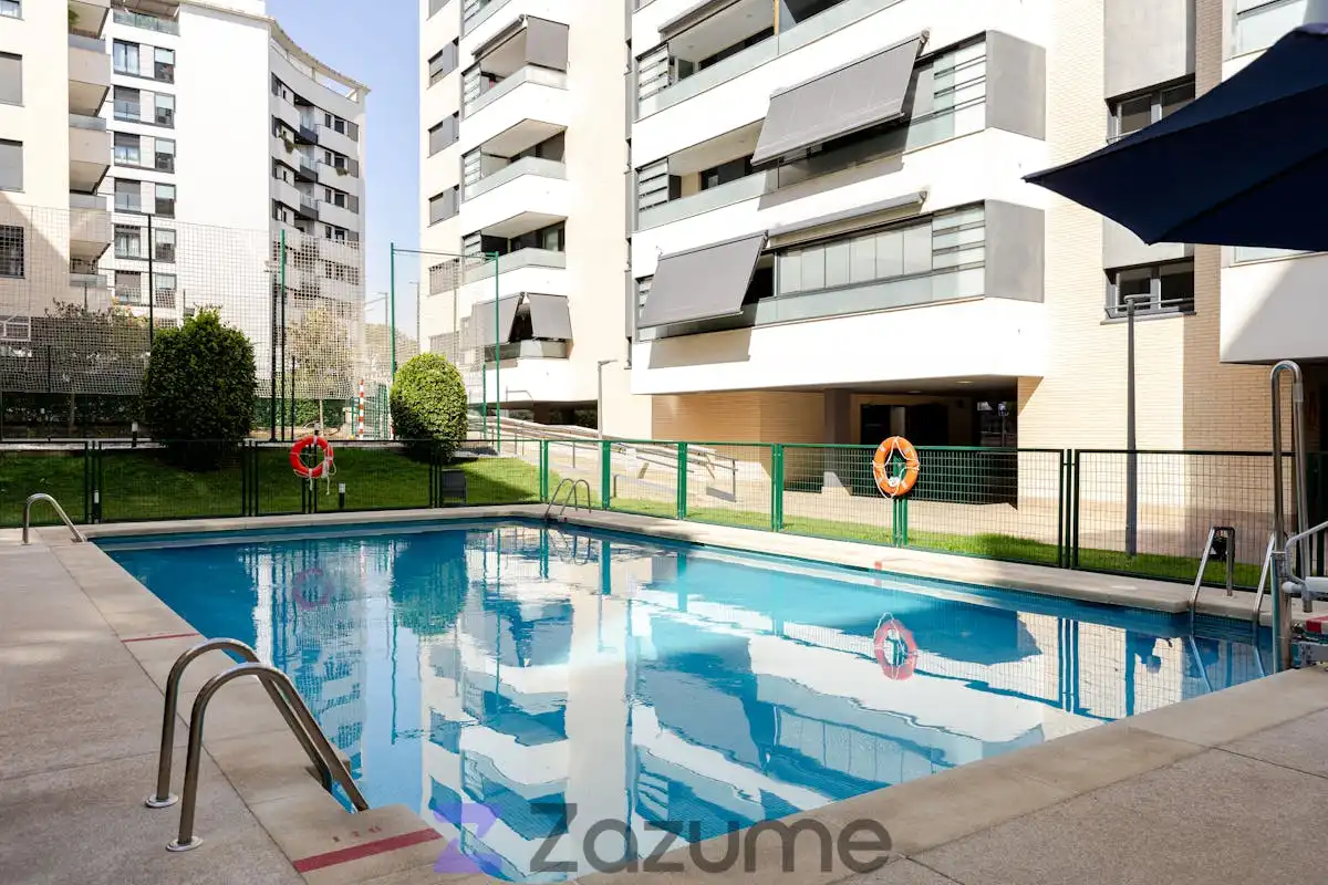 Schwimmbecken von Wohnung zur Miete in Madrid mit Klimaanlage, Heizung und Parkett