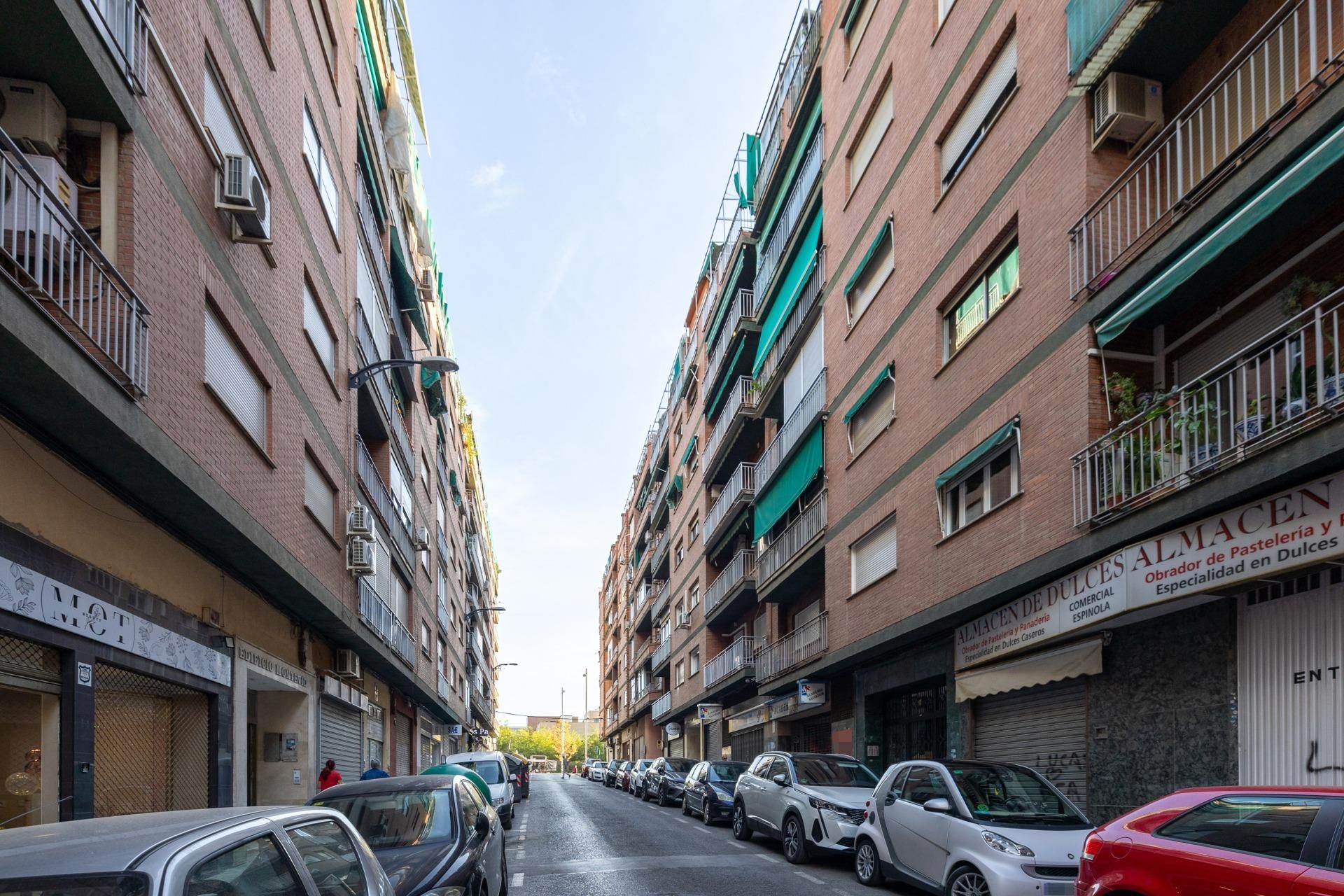 Vista exterior de Pis en venda en  Granada Capital amb Calefacció i Terrassa