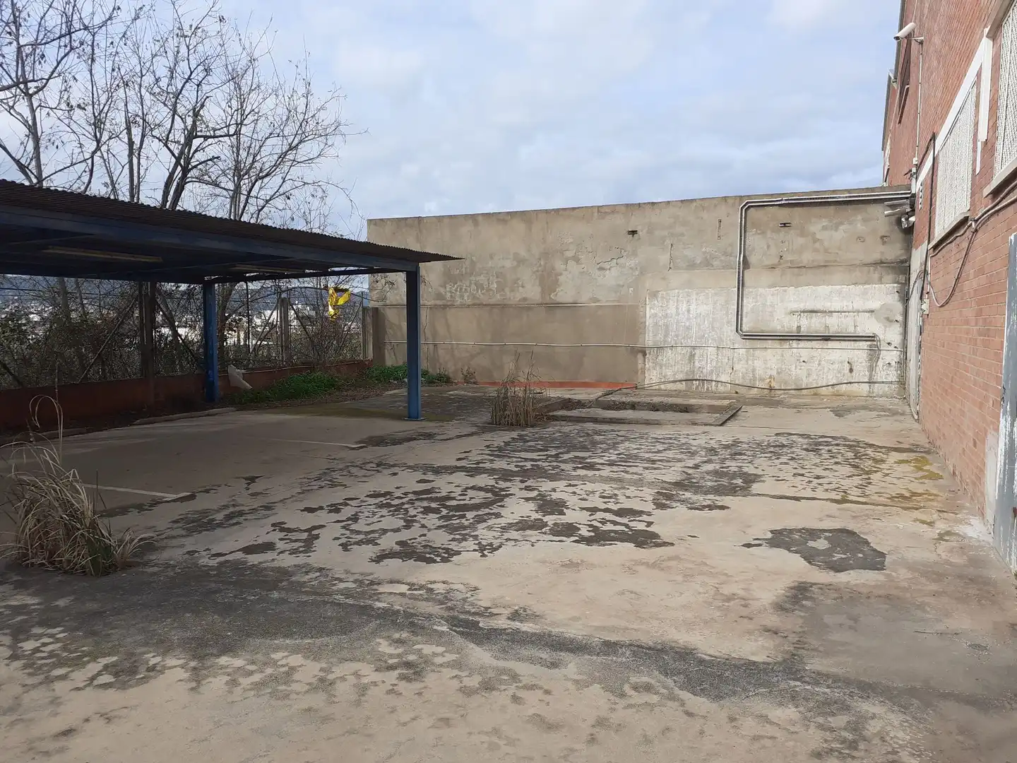 Vista exterior de Nau industrial en venda en Sant Joan Despí