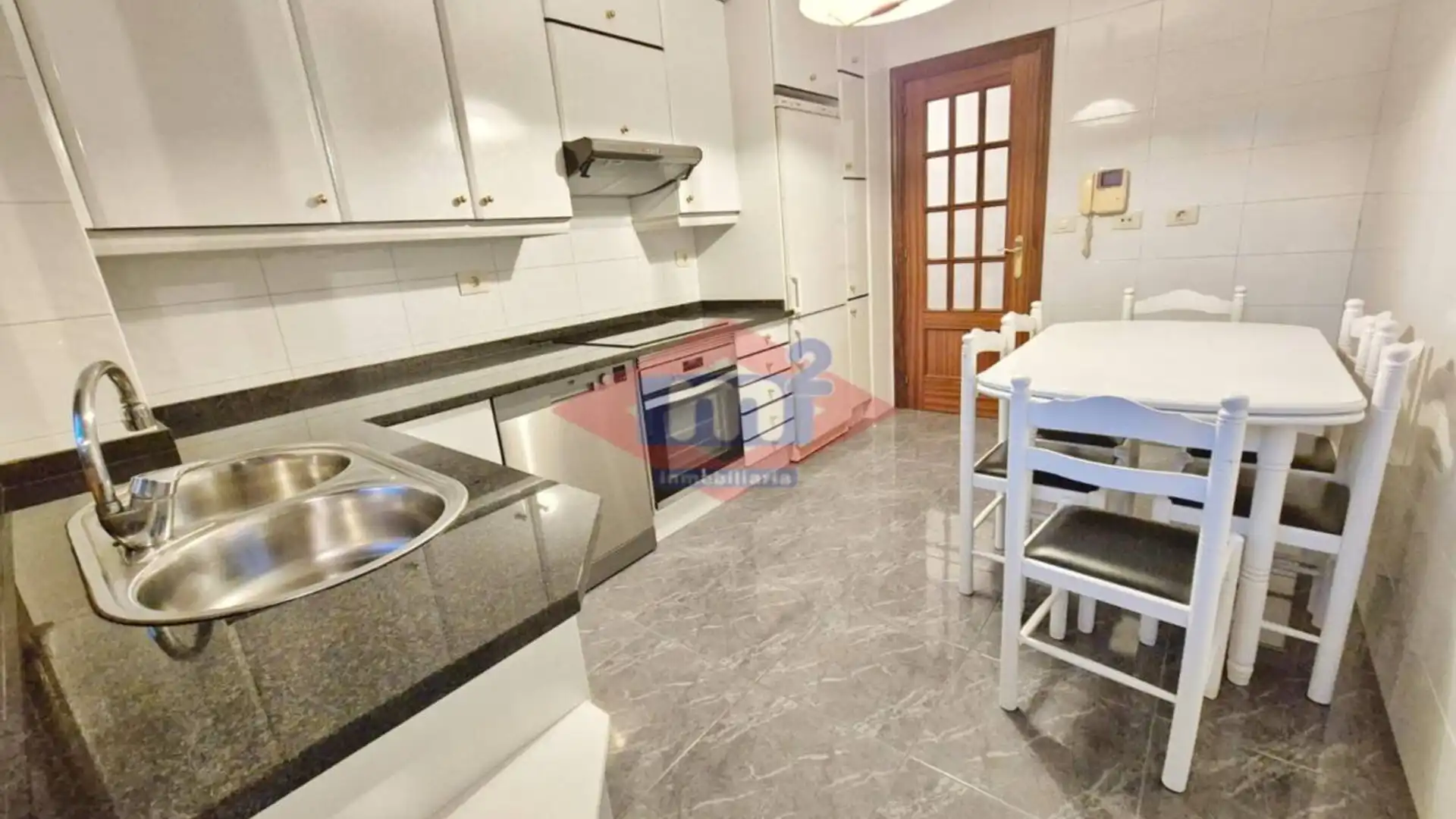 Cuina de Pis de lloguer en Vigo  amb Calefacció, Terrassa i Traster