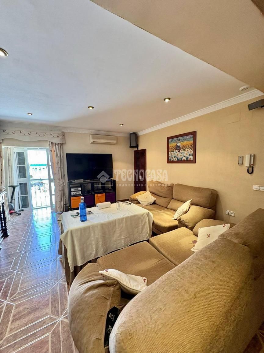 Sala d'estar de Casa adosada en venda en San José del Valle amb Aire condicionat, Terrassa i Balcó
