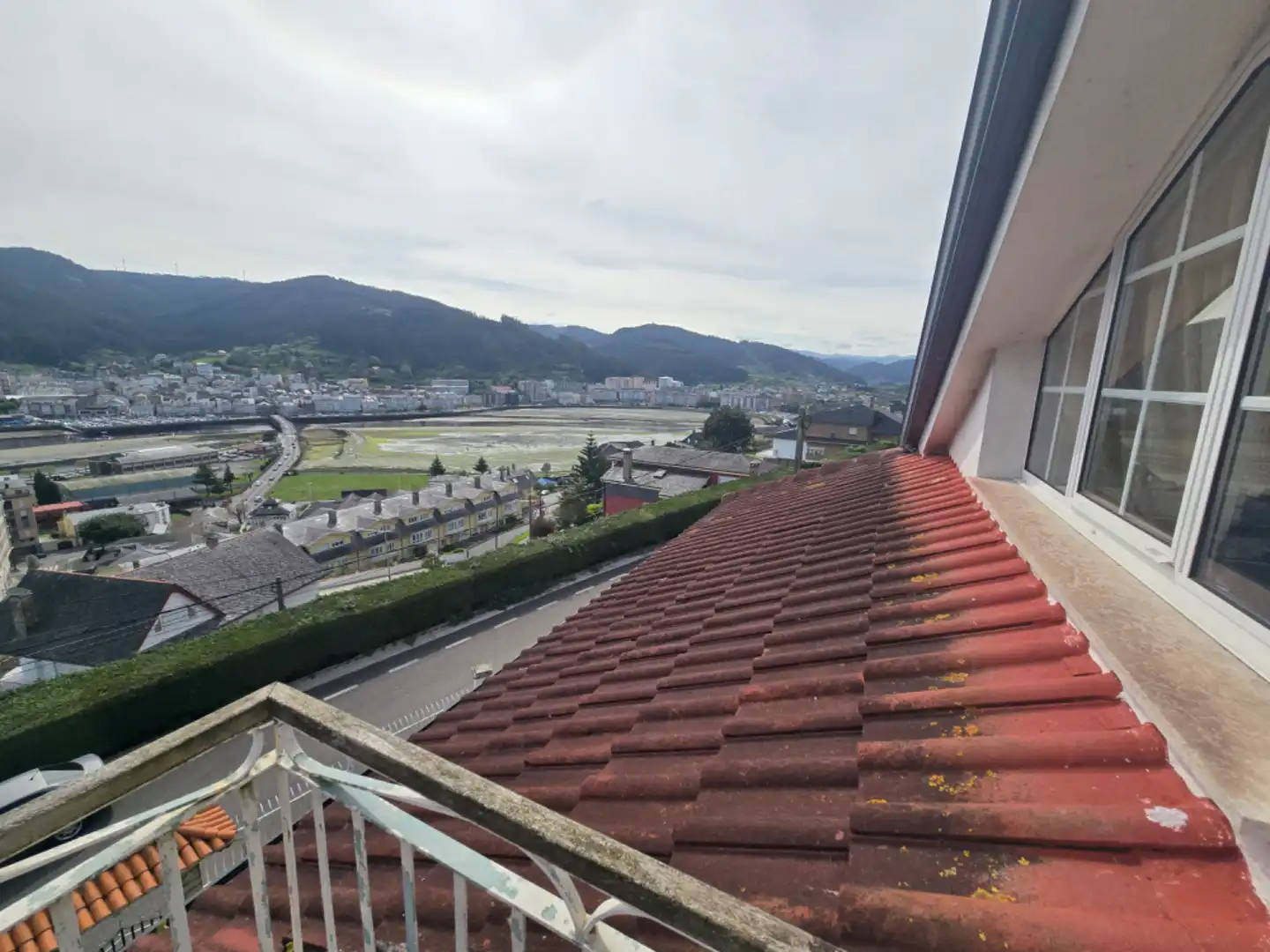 Vista exterior de Casa o xalet en venda en Viveiro amb Calefacció, Jardí privat i Parquet