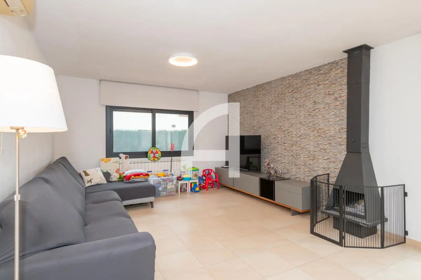 Sala de estar de Casa o chalet en venta en Sant Julià de Ramis con Aire acondicionado, Calefacción y Jardín privado