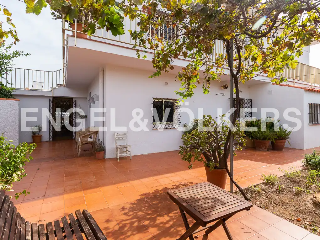 Vista exterior de Casa o xalet en venda en Vinaròs amb Calefacció, Jardí privat i Terrassa