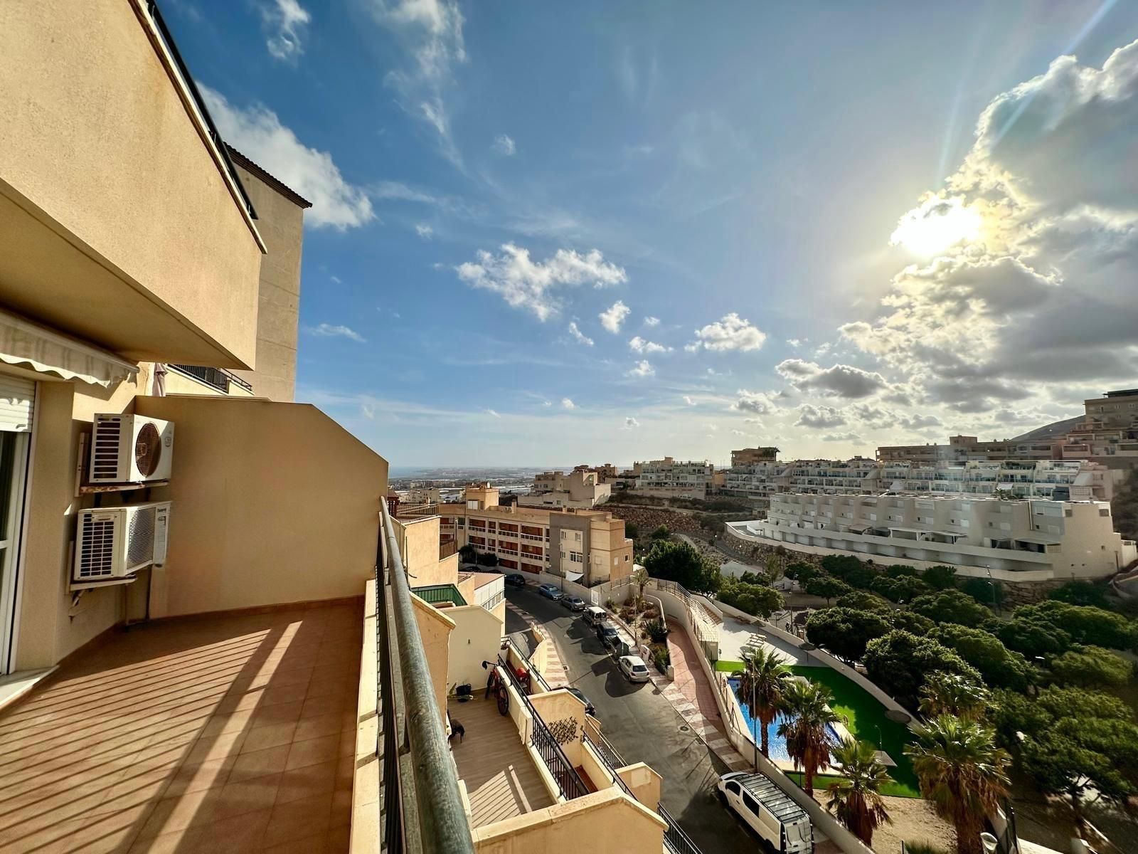 Vista exterior de Pis en venda en Roquetas de Mar amb Aire condicionat, Terrassa i Piscina comunitària