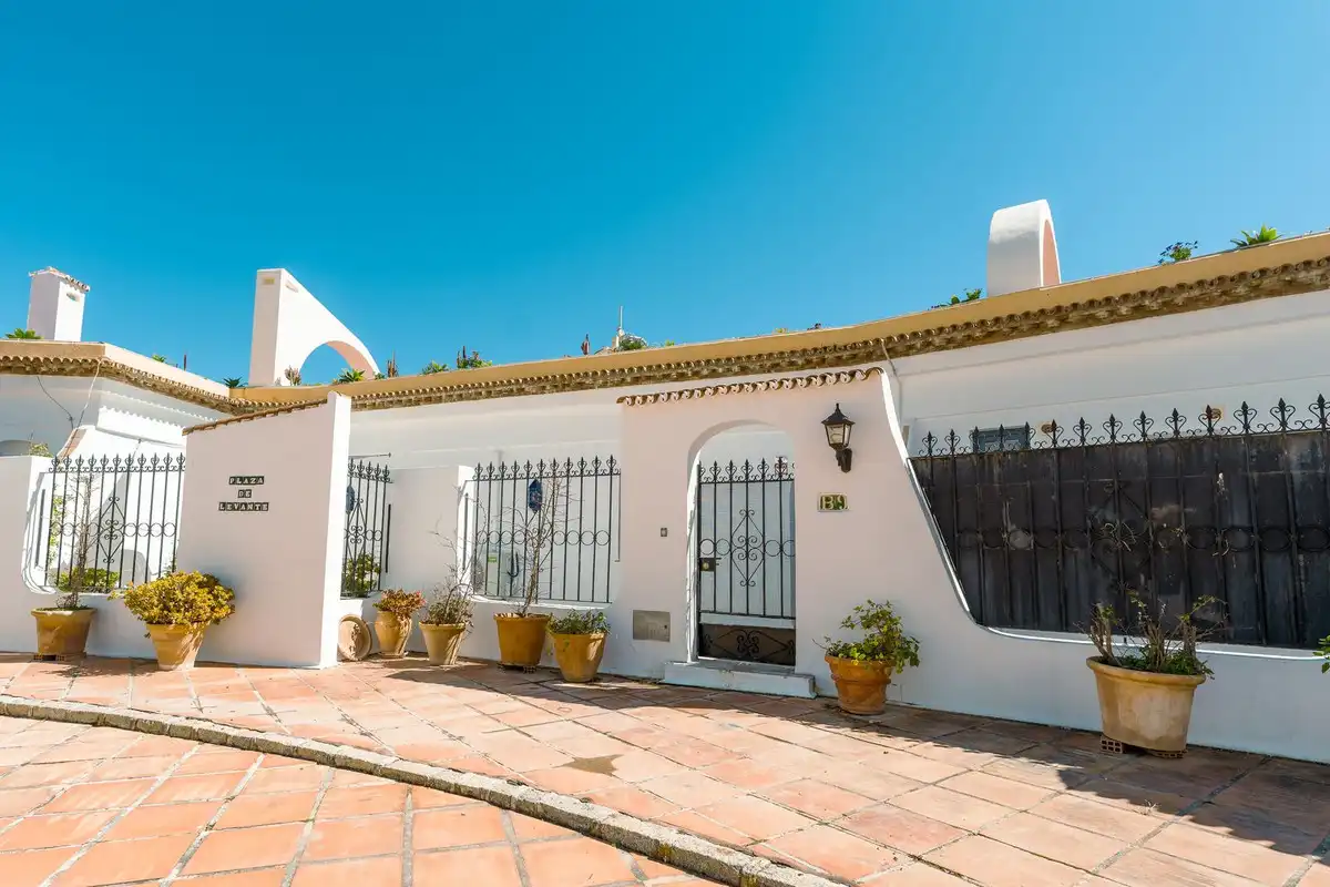 Vista exterior de Casa adosada de lloguer en Marbella amb Piscina comunitària