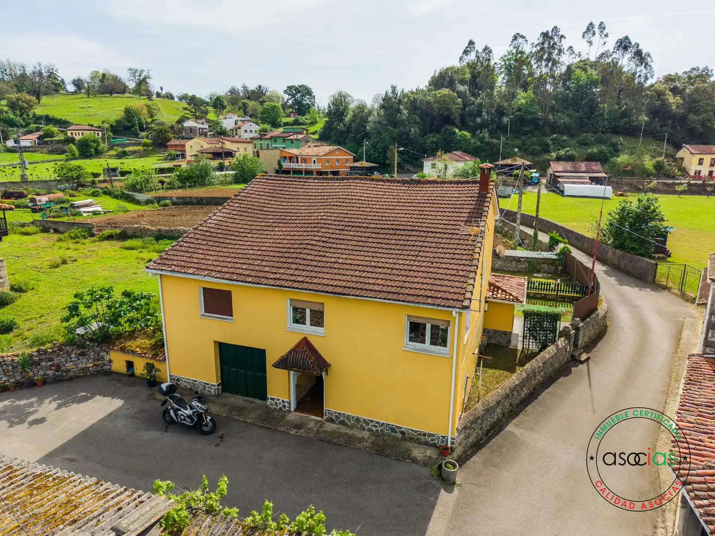 Vista exterior de Casa o chalet en venta en Las Regueras   con Calefacción y Jardín privado