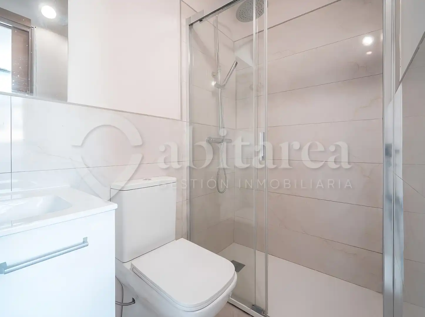 Baño de Estudio de alquiler en Santander con Calefacción, Amueblado y Horno