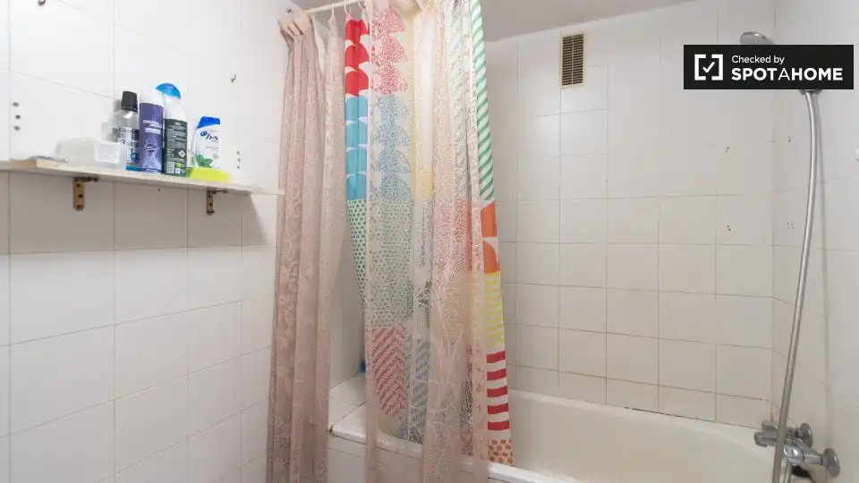 Bathroom of Flat for share in Hortaleza