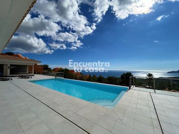 House with pool for sale in Calle Costa Verde