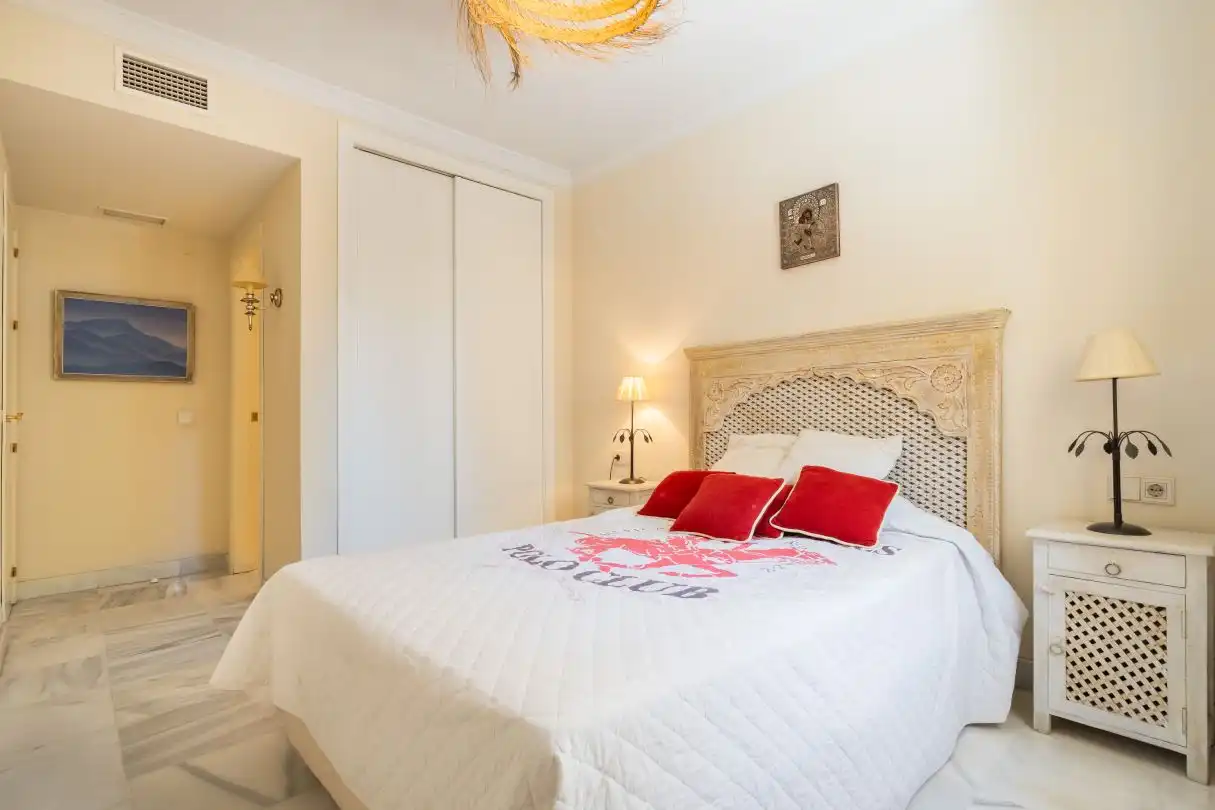 Schlafzimmer von Wohnung zum Verkauf in Marbella mit Klimaanlage, Heizung und Privatgarten
