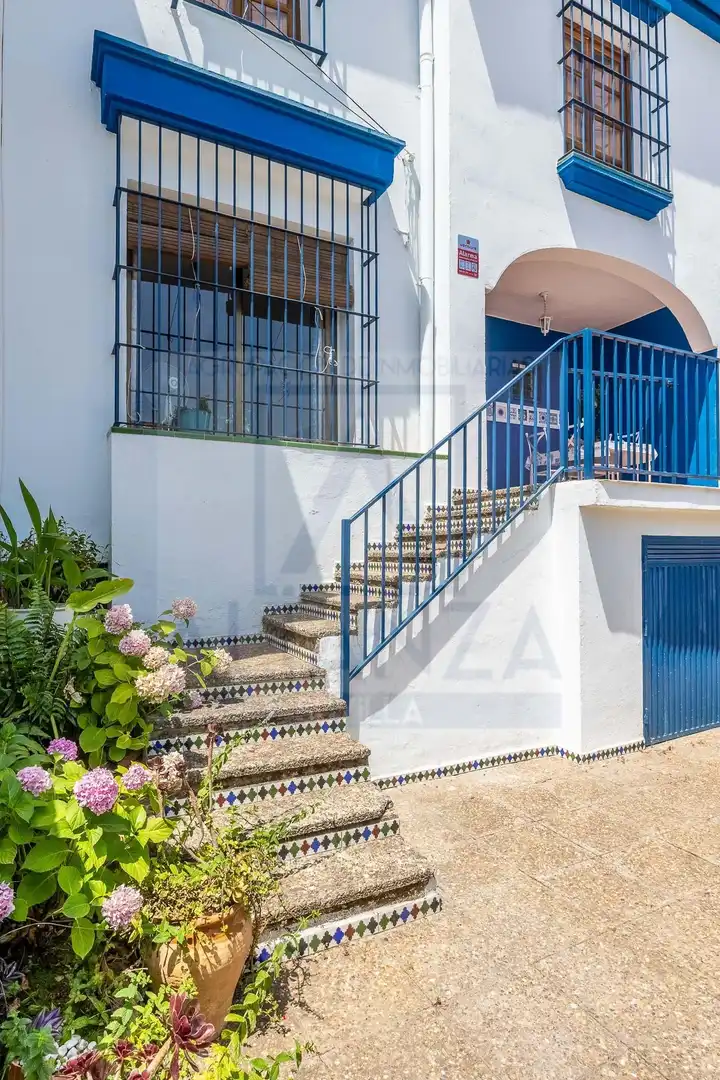 Außenansicht von Einfamilien-Reihenhaus zum Verkauf in Mairena del Aljarafe mit Klimaanlage und Privatgarten