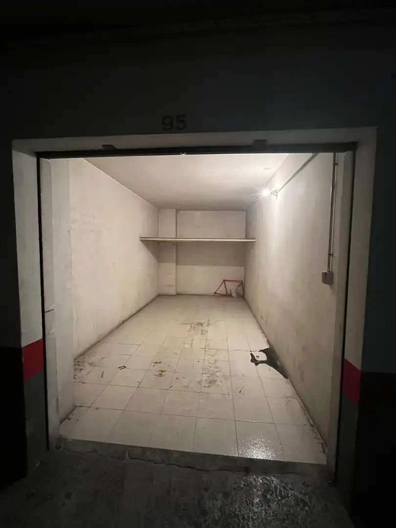 Garage for rent in Salt