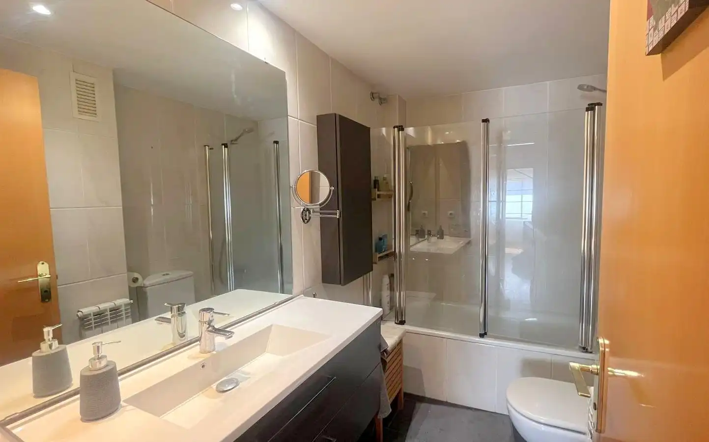 Badezimmer von Wohnung zum Verkauf in Sant Feliu de Llobregat mit Klimaanlage, Heizung und Parkett